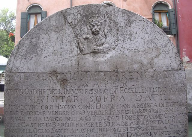 Immagine:Leone in moeca cippo.jpg