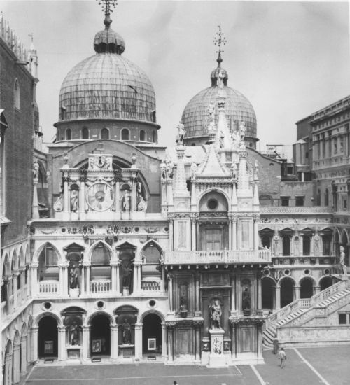 Immagine:Corte di Palazzo Ducale.jpg