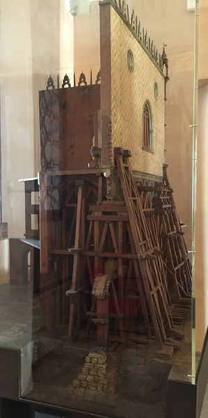 Immagine:Impalcatura Palazzo Ducale.jpg