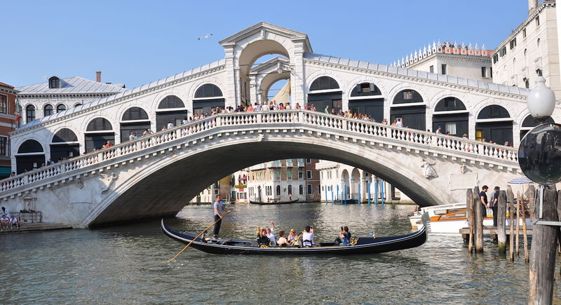 Immagine:Rialto e gondola.jpg