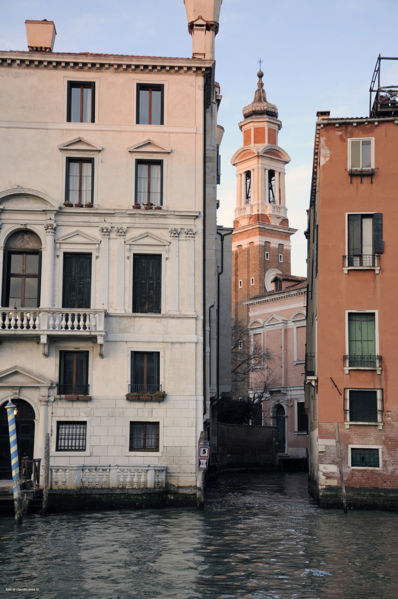 Immagine:Campanile della Chiesa SS. Apostoli.jpg