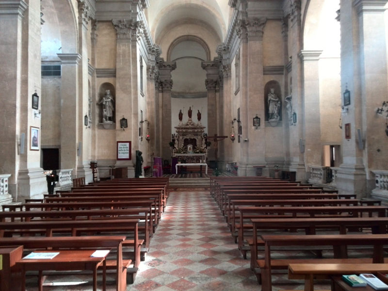 Immagine:San Nicolo lido navata.jpg