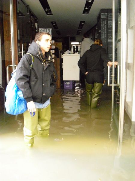 Immagine:Acqua-alta-1dicembre08-CIMG0132.JPG