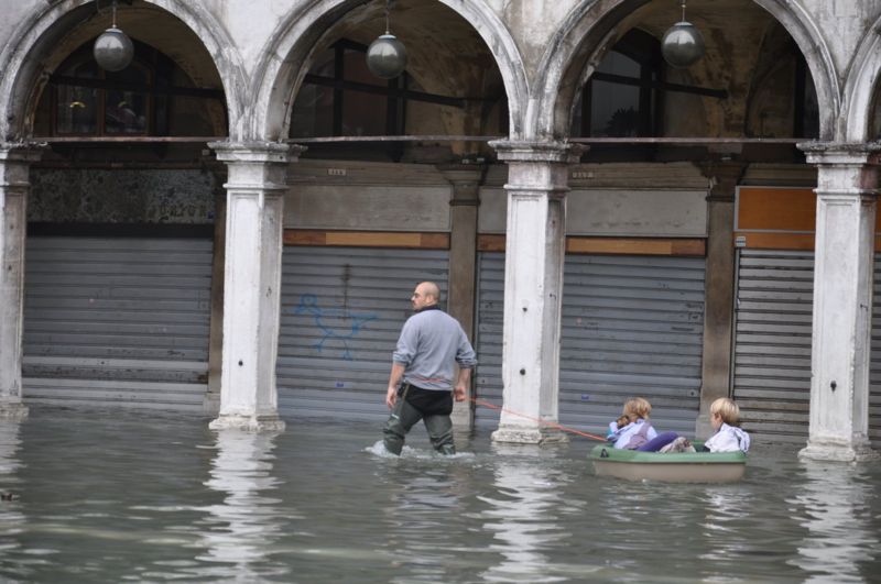 Immagine:A traino in Piazza.jpg