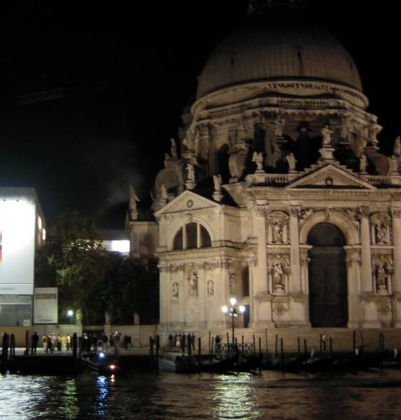 Immagine:Incendio Basilica Salute.jpg