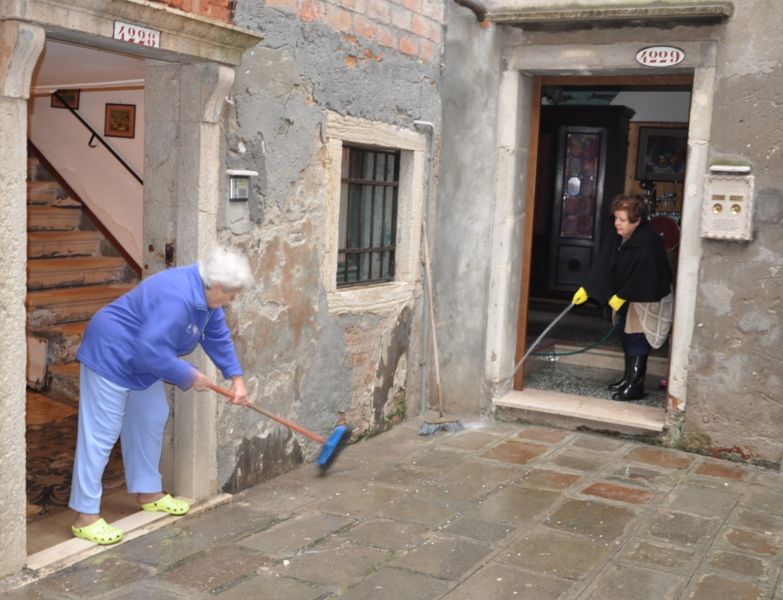 Immagine:Pulizie dopo alta marea.jpg