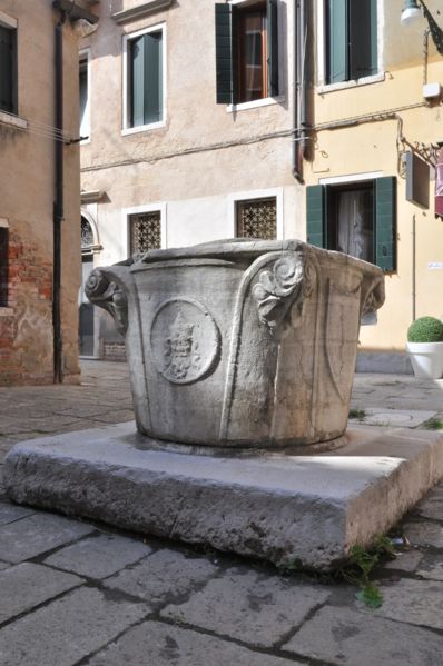 Immagine:Pozzo Volto Santo.JPG