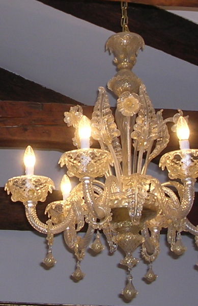 Immagine:Lampadario cristallo e oro.jpg