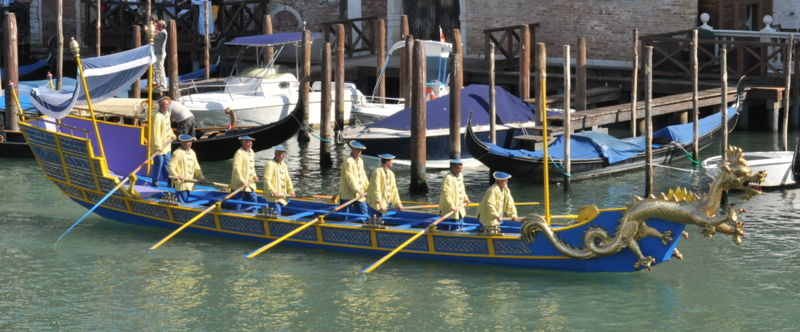 Immagine:Regata Storica 2013 Dragone.jpg
