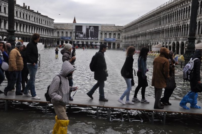 Immagine:Turisti sulle passerelle.jpg