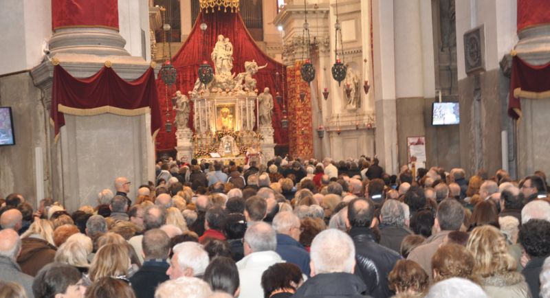 Immagine:Salute - Fedeli in visita.jpg
