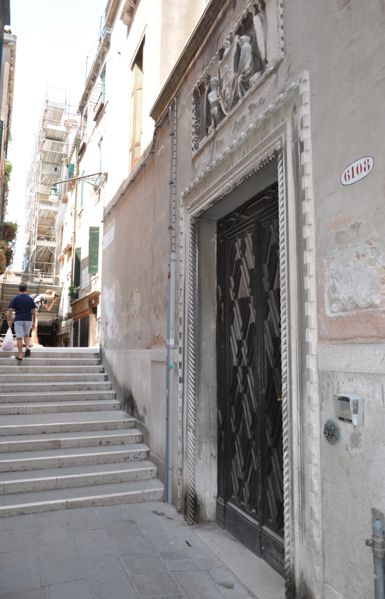 Immagine:Portone Palazzo Marcello.JPG