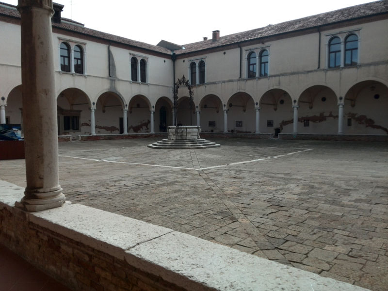 Immagine:San Nicolo lido chiostro.jpg