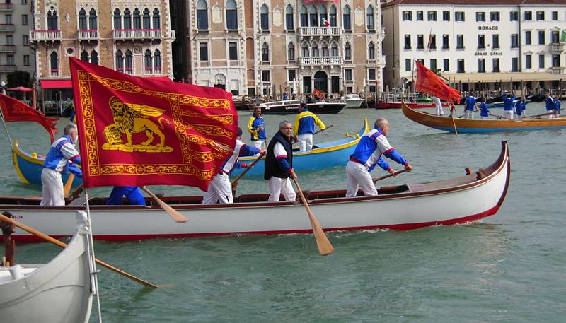Immagine:Gonfalone e caorlina.jpg