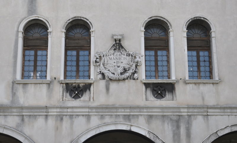 Immagine:Fontego Tedeschi Balcone centrale.jpg