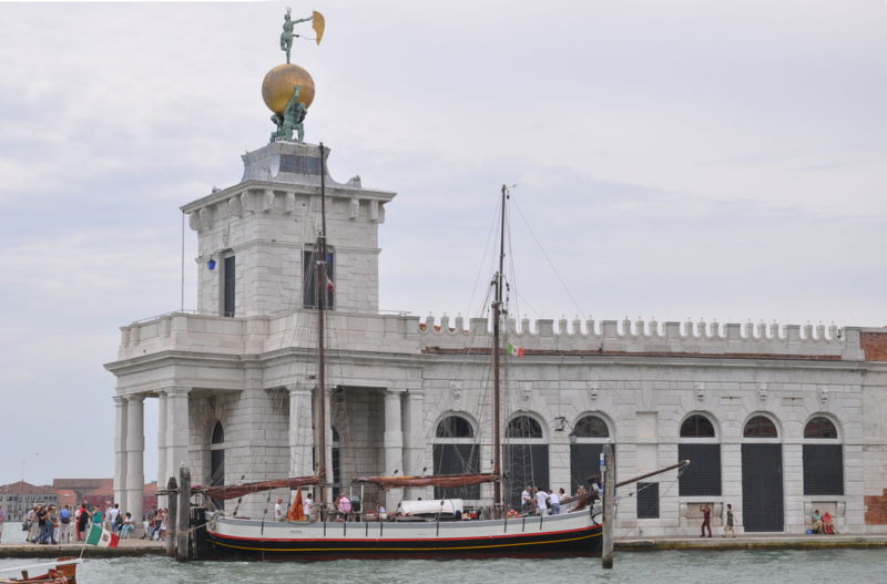 Immagine:Punta della Dogana e Trabaccolo.jpg